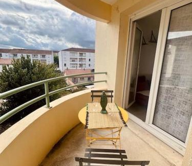 Centre Ville Apartment | T1 de standing à Port Boinot avec balcon