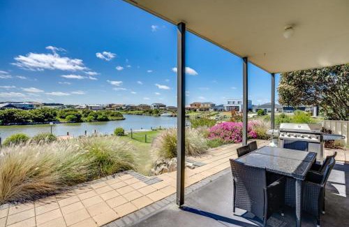 Nangkita House | T2 12 Wentworth Pde Hindmarsh Island - No Linen Included