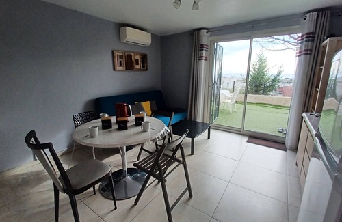 Saint-Laurent-du-Var Apartment | T2, air-conditioned, Wifi (fibre), Sea view, Free private parking. Beaches 5 min away (2)
