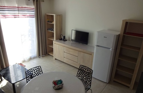 Saint-Laurent-du-Var Apartment | T2, air-conditioned, Wifi (fibre), Sea view, Free private parking. Beaches 5 min away (2)