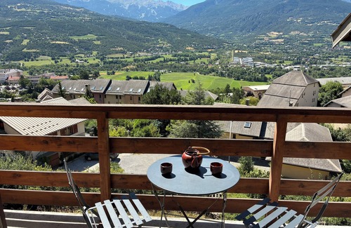 Embrun Apartment | T2 apartment Come and recharge your batteries in a quiet, leafy setting