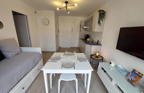 Cros-de-Cagnes Apartment | T2 au calme, proche des plages, climatisé et parking privé