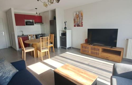 Fontaine-Bayonne-Cartoucherie Apartment | T2 Charmant, spacieux parking privé tram et metro