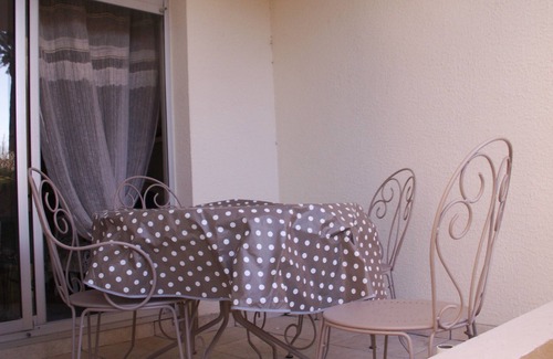 Le Brusc Apartment | T2 cute with terrace and garden, 1 min from the port of Brusc, 4 min from the beaches.
