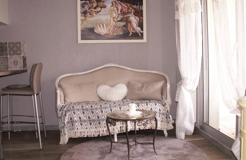 Le Brusc Apartment | T2 cute with terrace and garden, 1 min from the port of Brusc, 4 min from the beaches.