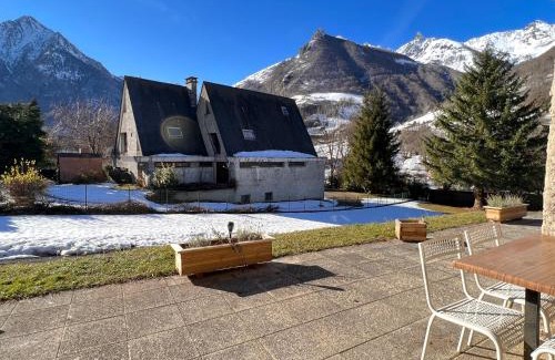 Cauterets Apartment | T2 ensoleillé. Terrasse et vaste jardin commun