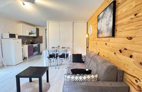 Cauterets Apartment | T2 ensoleillé. Terrasse, jardin commun, vue, parking.