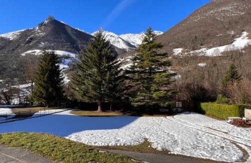 Cauterets Apartment | T2 ensoleillé. Terrasse, jardin commun, vue, parking.
