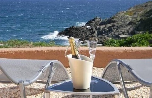 Port-Vendres Apartment | T2 feet in the water. Exceptional setting. Direct access to the sea from the terrace