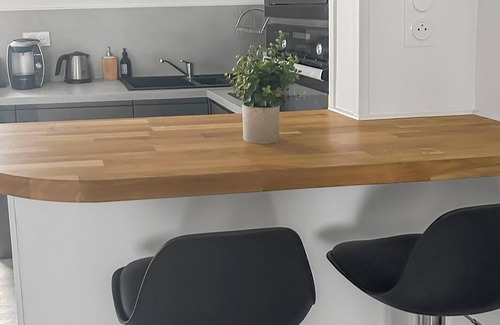 Bayeux Apartment | T2 Fitted kitchen, Private parking, sleeps 4
