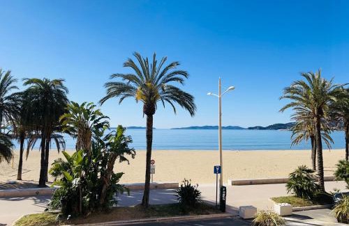Le Lavandou Apartment | T2 Front de Mer 2pers 1 minute de la plageT2 de 44 m2 plus terrasse 16m2 , vue mer panoramique et en face de la plage Cet appartement refait à neuf bénéficie d'un confort et d un équipement optima Cet appartement est idéal pour 2 personnes avec sa chamb