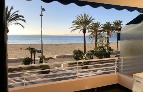 Le Lavandou Apartment | T2 Front de Mer 2pers 1 minute de la plageT2 de 44 m2 plus terrasse 16m2 , vue mer panoramique et en face de la plage Cet appartement refait à neuf bénéficie d'un confort et d un équipement optima Cet appartement est idéal pour 2 personnes avec sa chamb