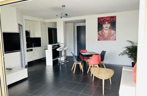 Le Lavandou Apartment | T2 Front de Mer 2pers 1 minute de la plageT2 de 44 m2 plus terrasse 16m2 , vue mer panoramique et en face de la plage Cet appartement refait à neuf bénéficie d'un confort et d un équipement optima Cet appartement est idéal pour 2 personnes avec sa chamb