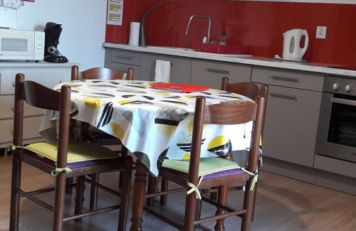 Six-Fours-les-Plages Apartment | T2 garden level in villa. Swimming pool. 500 m. from the sea. 30 mins walk from SANARY