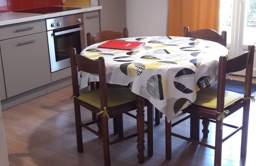 Six-Fours-les-Plages Apartment | T2 garden level in villa. Swimming pool. 500 m. from the sea. 30 mins walk from SANARY