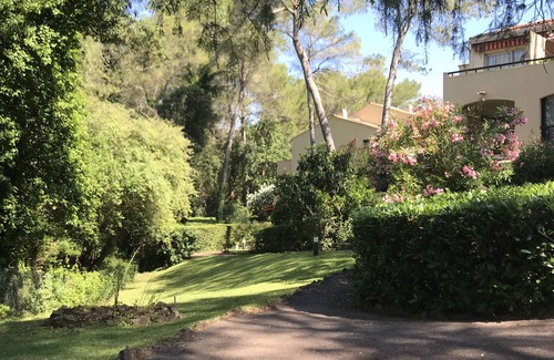 Valescure Apartment | T2 Golf Valescure, swimming pool, tennis & private garden