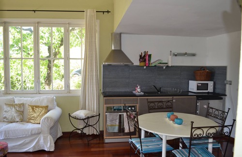 Chateauneuf-Grasse Apartment | T2 independent garden level of a charming country house with pool in dominant position