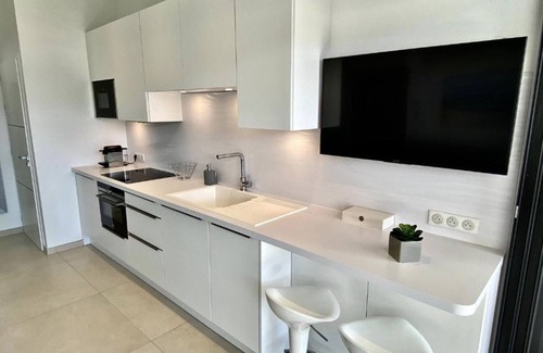 Carqueiranne Apartment | T2 les Pieds Dans L'eau aux Pins Penchés !