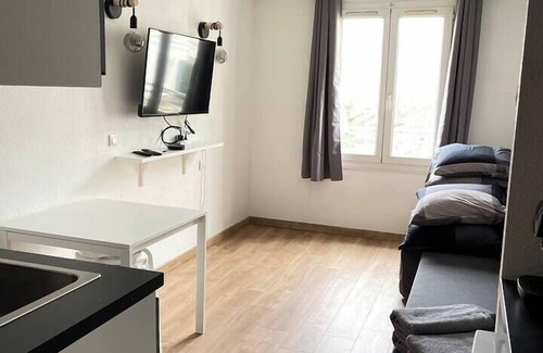 Bussy-Saint-Georges Apartment | T2D Apartment - Suite BLG near Disneyland Paris
