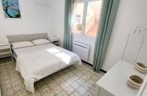 Le Brusc Apartment | T3 climatisé avec Wi-Fi et parking privé - À 200 m de la plage - FR-1-316-316