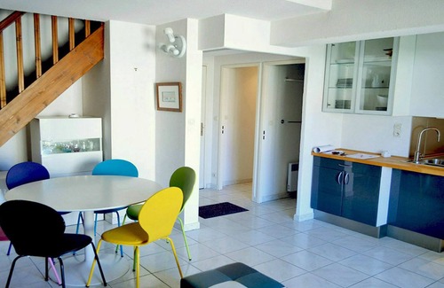 Le Brusc Apartment | T3 DUPLEX apartment, reversible air conditioning, private parking