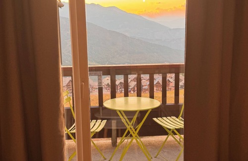 Valmeinier Apartment | T3 for 6/7 people with direct access to the slopes, beautiful view, summer swimming pool, shops