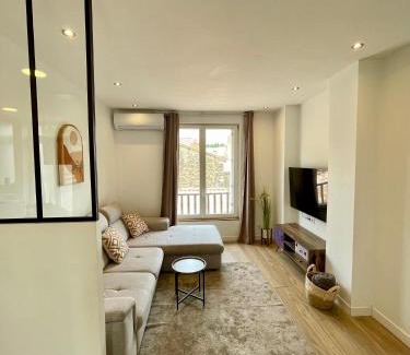 Narbonne Apartment | T3 Lumineux & Cosy avec Balcon Escapade by DarBonne