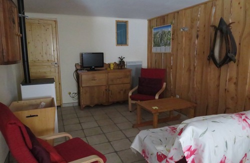 Besse Apartment | T3 of 60m ² in ground of house (4/6 pers.) In mountain village classified (1550m)