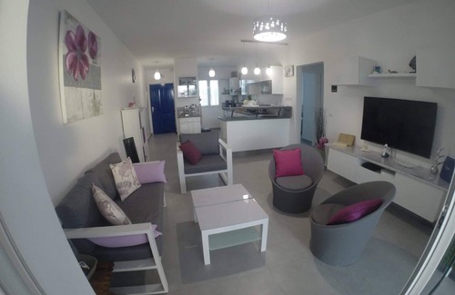 Grande-Terre Apartment | T3 OF STANDING SEA VIEW, POOL ON THE BEACH OF LIGHT GRAPES