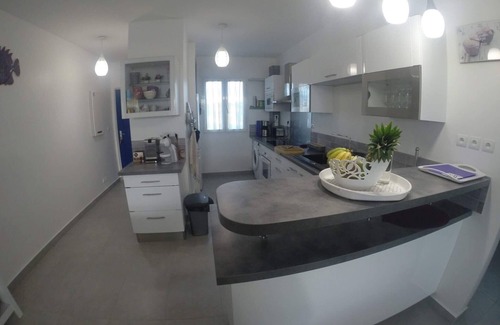Grande-Terre Apartment | T3 OF STANDING SEA VIEW, POOL ON THE BEACH OF LIGHT GRAPES