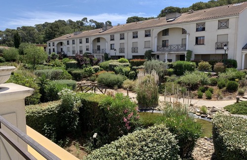 Le Pradet Apartment | T3 renovated and air-conditioned 85m2, terrace 30m2, parking, swimming pool, close to beaches