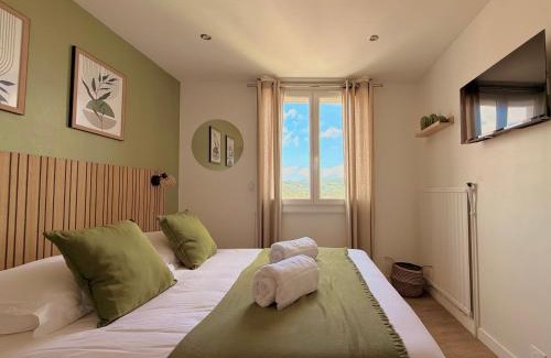 Riou - Petit Juas - Av de Grasse Apartment | T3 Sea view walking distance of Palais, AC , Parking, Terrace