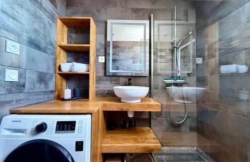 Riou - Petit Juas - Av de Grasse Apartment | T3 Sea view walking distance of Palais, AC , Parking, Terrace