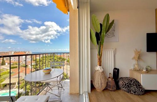 Riou - Petit Juas - Av de Grasse Apartment | T3 Sea view walking distance of Palais, AC , Parking, Terrace