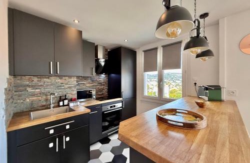Riou - Petit Juas - Av de Grasse Apartment | T3 Sea view walking distance of Palais, AC , Parking, Terrace