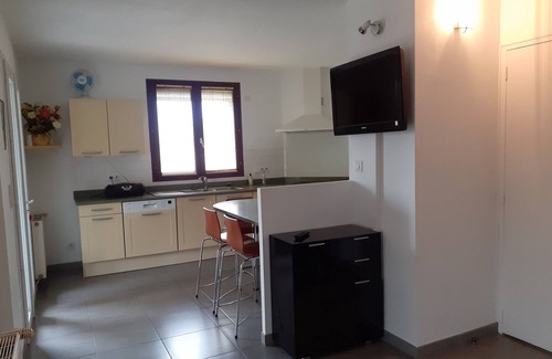 Saint-Bres Apartment | T3 shaded terrace apartment in a small village 20 minutes from the beaches