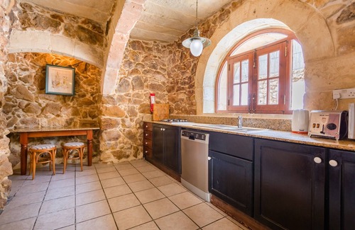 Xaghra House | Ta' Filomena - Sleeps 8/10 with a large Private Pool