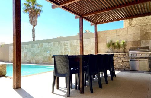 Santa Lucija Villa | Ta Lucija - Luxurious 6 Bedroom/En suite Villa - Pool/AC
