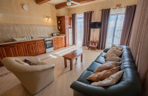 Marsalforn Villa | Ta Lucija villa with views