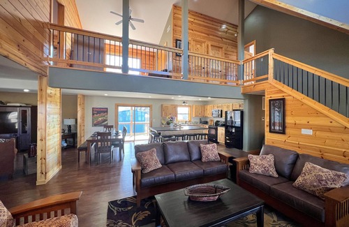 Shell Knob Cabin | Table Rock Lake Luxe Cabin Chef's Kitchen King Bed