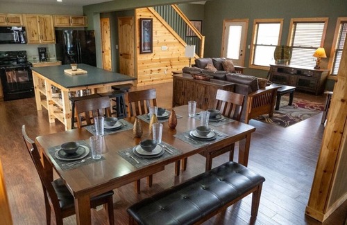 Shell Knob Cabin | Table Rock Lake Luxe Cabin Chef's Kitchen King Bed