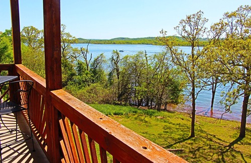 Indian Point Condo | Table Rock Lake, Luxury Lake front condo, jacuzzi ,5 min to Silver Dollar City