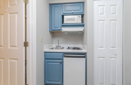 Kimberling City Condo | Table Rock Lookout— HUGE Pool & Close to SDC!