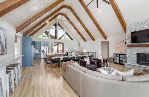 Indian Point House | Table Rock's Best View-8 dbl King bedrooms-hot tub