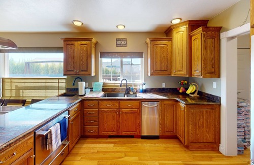 Parowan Bed & Breakfast | Tacit Shadow "Aviator", Private Bedroom at base of Brian Head Mountain, WiFi