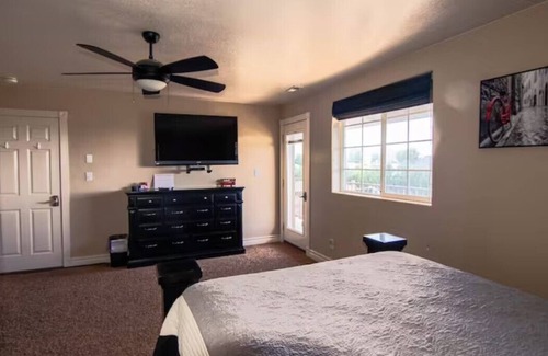 Parowan Bed & Breakfast | TACIT SHADOW - "Escape" Two Bedroom Suite w/Balcony - Sleeps 9 Guests in Beds