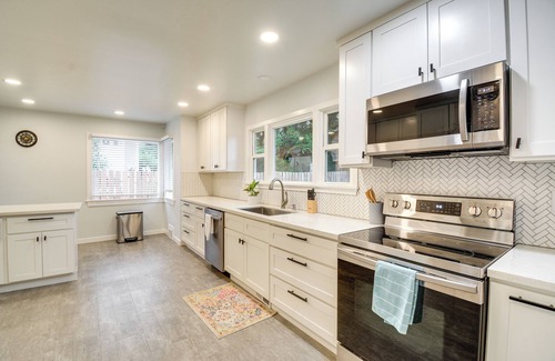 Central Tacoma House | Tacoma Vacation Rental w/Outdoor Fireplace