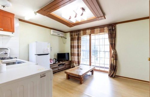 Chaphwa-gol House | Taean Landscape in Pines Pension