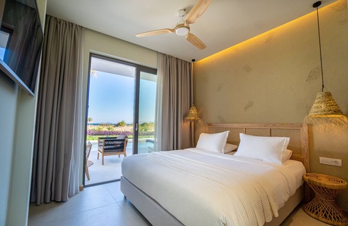 Tingaki Villa | TAF beach villa with TESLA and heated pool