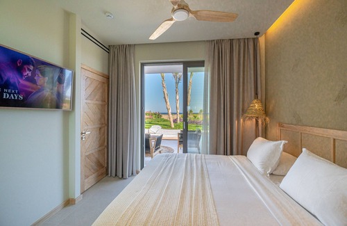 Tingaki Villa | TAF beach villa with TESLA and heated pool